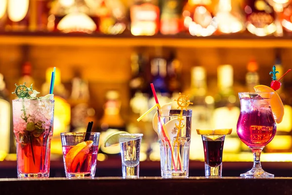 Uppsättning cocktails i baren — Stockfoto