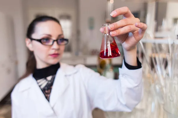 Mujer científica en estudios de laboratorio fluido — Foto de Stock