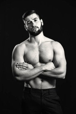 Bir sakallı genç yakışıklı kaslı adam siyah arkasında poz