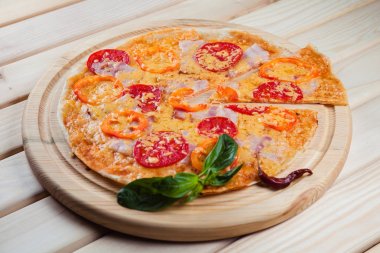 Ahşap arka plan üzerinde baharatlı pizza