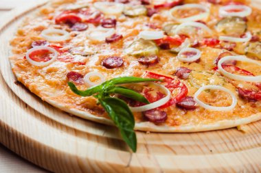 Ahşap arka plan üzerinde çeşitli Pizza