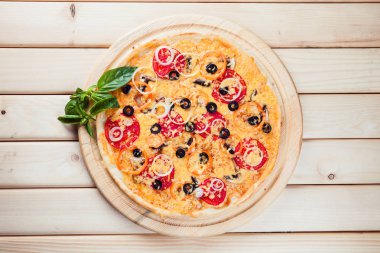 Pizza üzerinde ahşap arka plan Üstten Görünüm