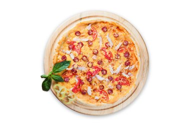 Beyaz bir arka plan üzerinde yuvarlak ahşap plakalar üzerinde pizza