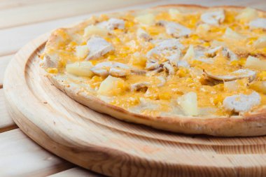 Ananas ahşap arka plan üzerinde pizza