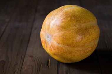 Koyu ahşap arka plan kavun