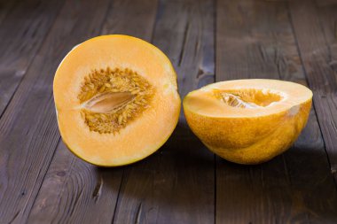 Kavun ahşap arka plan üzerinde ikiye böldüm