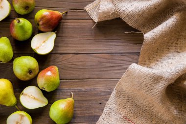 Armut bir ahşap arka plan ve çuval bezi