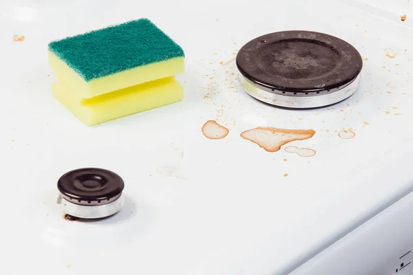 Dirty plate with spots and sponge — Stock Photo, Image