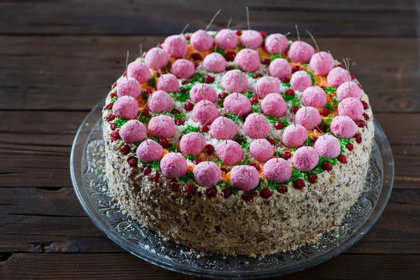Cake met kersen van de suiker op een houten achtergrond — Stockfoto