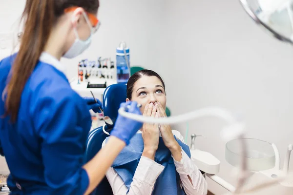 Mujer joven paciente tiene miedo de tratamiento dental —  Fotos de Stock