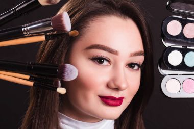 Güzel bir kız makyaj ve göz için fırçalar ile yüz sh