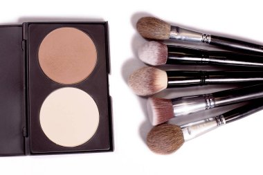 Bir ışık ve karanlık bir toz Beyaz ba üzerinde makyaj için fırçalar