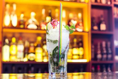 Kokteyl Mojito parlak ışıklar bir arka plan üzerine bir bardak içinde. ,