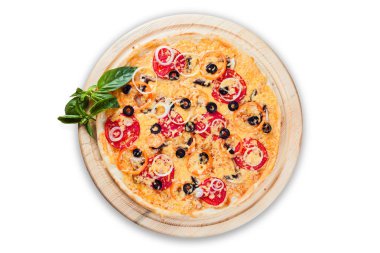 Beyaz bir arka plan üzerinde yuvarlak ahşap plakalar üzerinde pizza