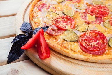 Ahşap arka plan üzerinde pastırmalı pizza