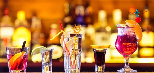 Set cocktails aan de bar — Stockfoto