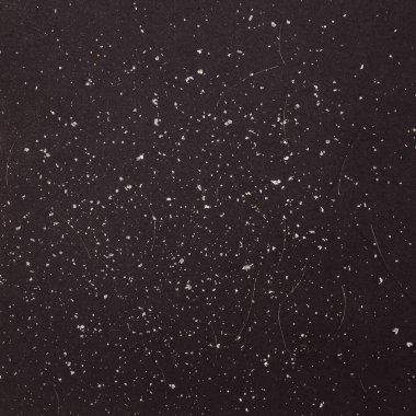 Kepek ve siyah bir arka plan üzerinde kayıp saç yağmuruna