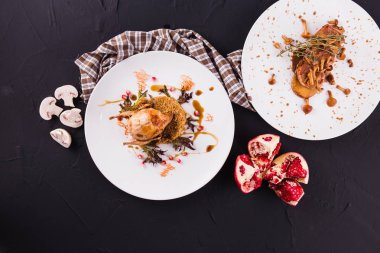 Garnitür ve beyaz yuvarlak plaka üzerinde mantar salata fırında bıldırcın