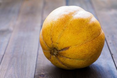 Koyu ahşap arka plan kavun