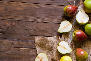 Armut bir ahşap arka plan ve çuval bezi