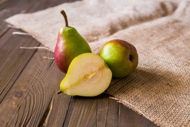 Armut bir ahşap arka plan ve çuval bezi