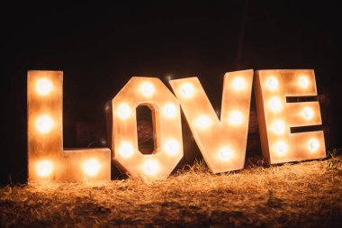 Ampuller bir gece düğün üzerinde büyük harflerle