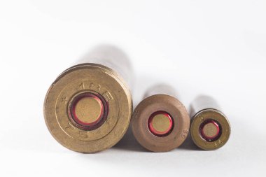 beyaz arkaplandaki mermiler