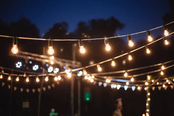 Una ghirlanda di lampadine nella decorazione della cerimonia notturna — Foto Stock