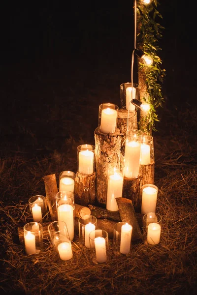 Bougies en fioles de verre dans la décoration de la cérémonie de la nuit — Photo