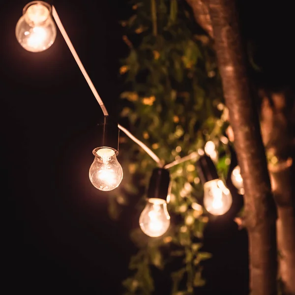 En krans av glödlampor i utsmyckningen av natt ceremonin — Stockfoto