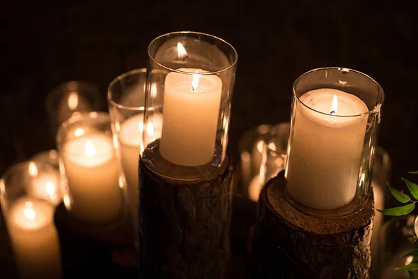 Bougies en fioles de verre dans la décoration de la cérémonie de la nuit — Photo