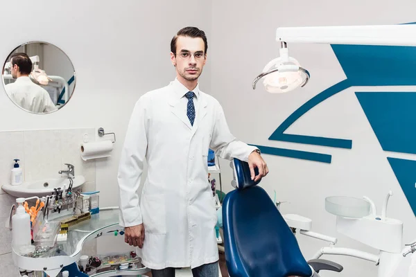 El doctor dentista en el consultorio dental — Foto de Stock