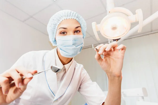 Una dentista femenina examina a una paciente —  Fotos de Stock