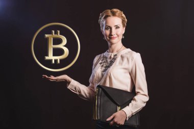 İş kadını bitcoin elinde bir işareti siyah bir zemin üzerine
