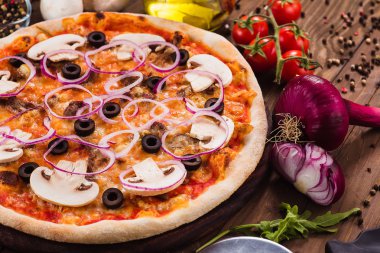 Malzemelerin üzerine ahşap masa (close ile İtalyan pizza mantar, zeytin ve soğan halkaları)