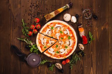 tavuk ve mantar ahşap koyu arka planda (en iyi Görünümü Kapat) İtalyan pizza. Bir parça kesme