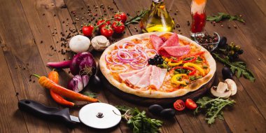İtalyan dört mevsim (Quattro Stagioni) (yakın çevresinde malzemelerle ahşap arka plan üzerinde Pizza)