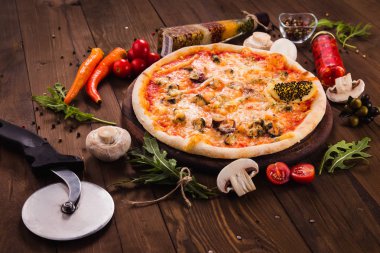 lezzetli İtalyan deniz ürünleri pizza üzerinde koyu ahşap bir masa (close malzemelerle).