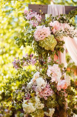 Düğün töreni. Taze çiçek dekorasyon