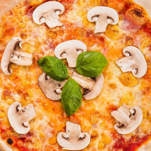 İtalyan pizza jambon ve mantar ahşap koyu arka planda (en iyi Görünümü Kapat).