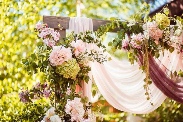 Düğün töreni. Taze çiçek dekorasyon