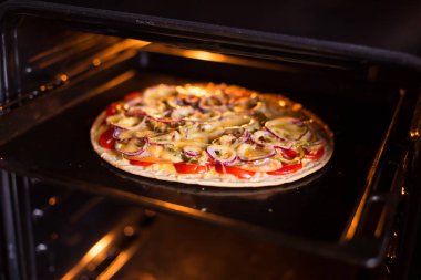 (Close fırında pişirme pizza)