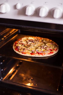 (Close fırında pişirme pizza)