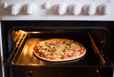 (Close fırında pişirme pizza)