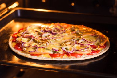 (Close fırında pişirme pizza)