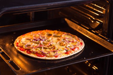 (Close fırında pişirme pizza)