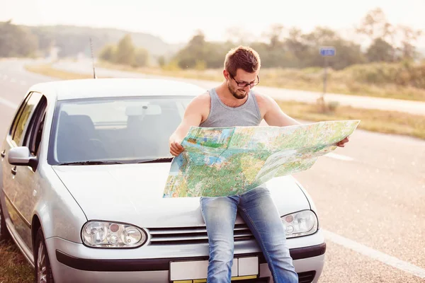 Jovem Homem Elegante Com Óculos Ver Mapa Perto Seu Carro — Fotografia de Stock