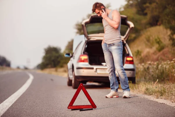 Jovem Está Parado Perto Seu Carro Quebrado Pede Ajuda Emergência — Fotografia de Stock