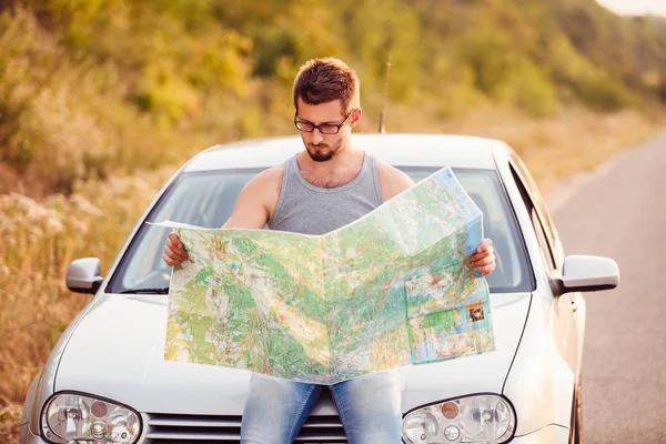 Jovem Homem Elegante Com Óculos Ver Mapa Perto Seu Carro — Fotografia de Stock