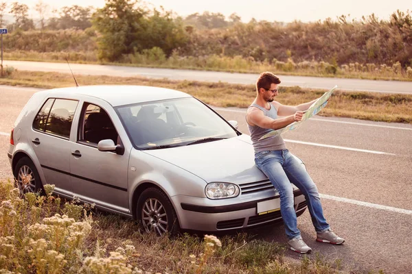 Jovem Homem Elegante Com Óculos Ver Mapa Perto Seu Carro — Fotografia de Stock